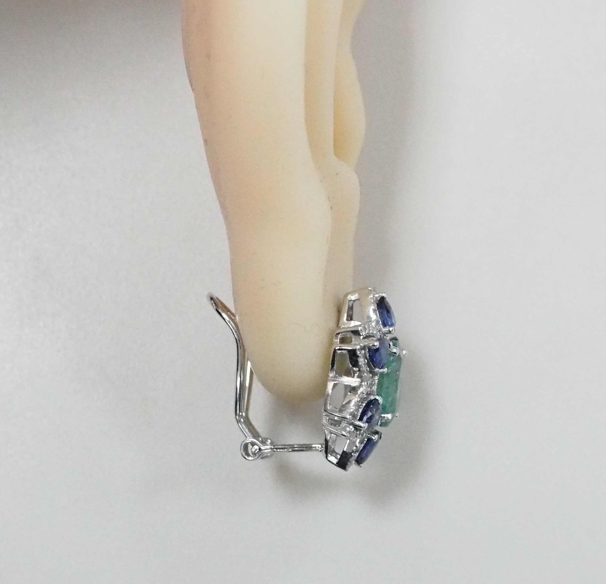 Серебряные серьги 925 пробы; вставки 12 Сапфир (Н) 2,36ct 2/2; 2 Изумруд (F) 3,42ct 3/Г3; 108 Бр.Кр-17 0,6ct 2/4;